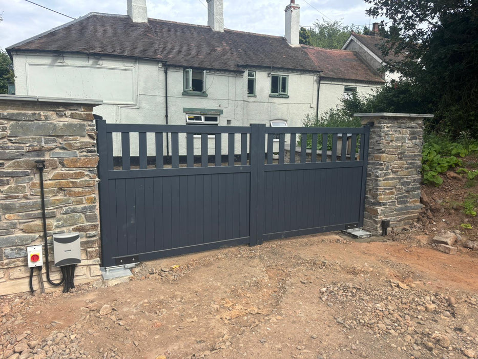 The Bond - Aluminium double swing gate with vertical mixed infill - Flat top - Standard Hinge Pack Included