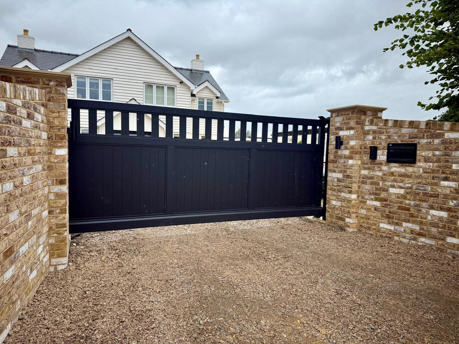 Front view of The Portobello Venti Guard automatic aluminium cantilever sliding gate